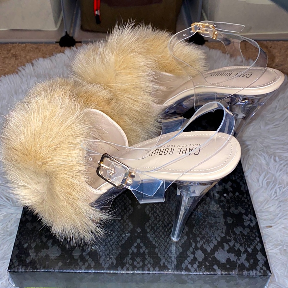 ** BRAND NEW** Women’s Clear Fuzzy Exotic Platform Heel